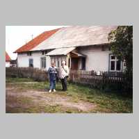116-1015 Werner Bessel mit Tochter Renate im Sommer 1997 neben seinem Elternhaus.jpg